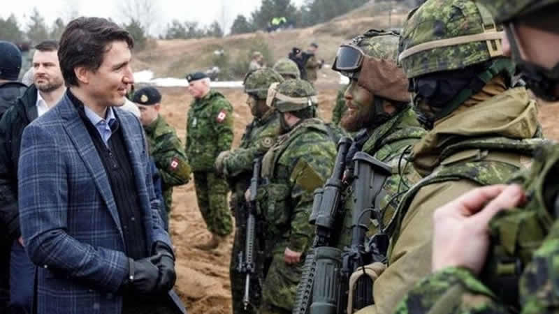 加拿大总理贾斯汀·特鲁多与加拿大军人
